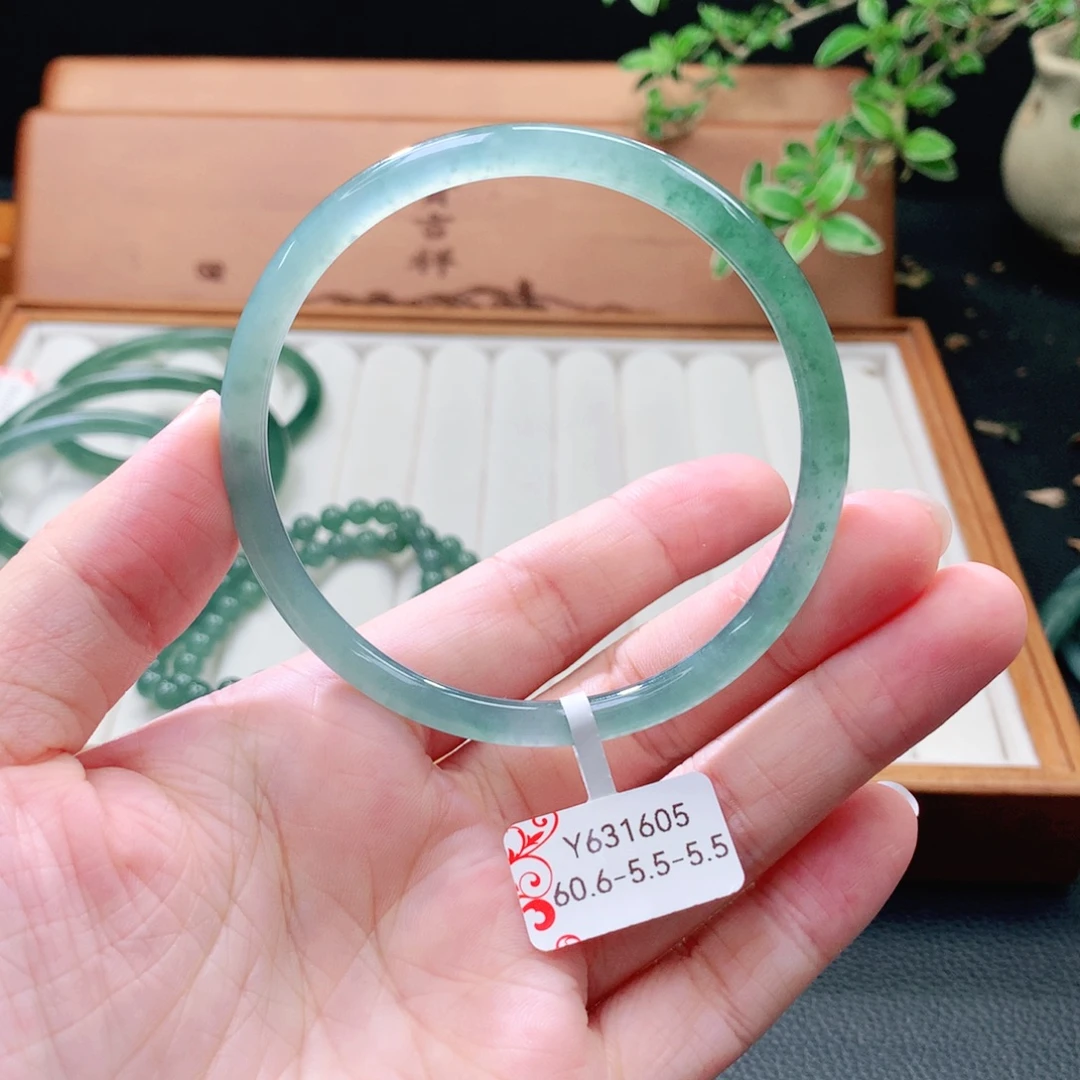 翡翠未镶嵌手镯（圆镯）