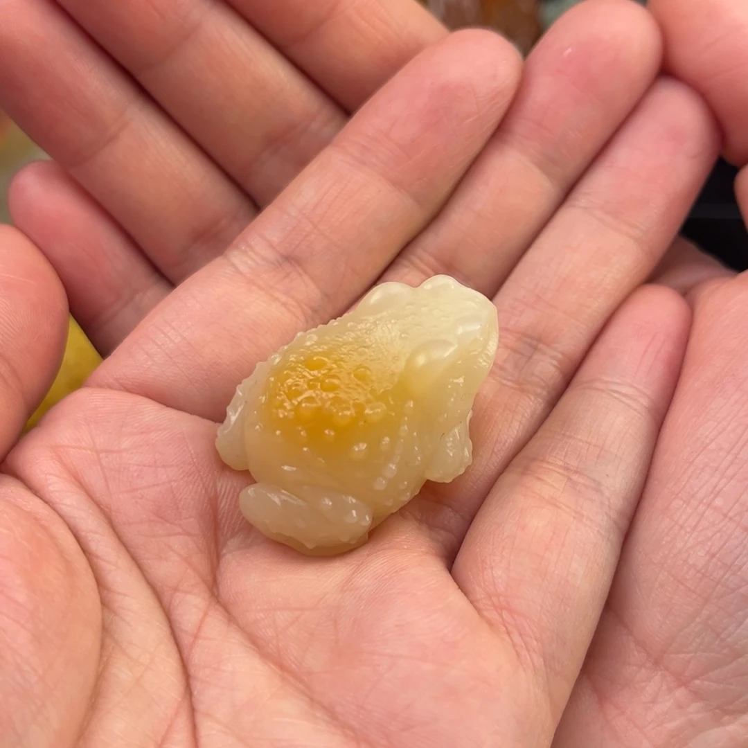 石英质玉黄蜡石挂件未镶嵌转*身