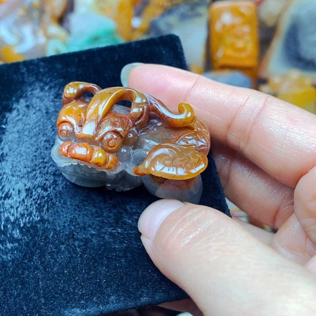 未镶嵌石英质玉（黄龙玉）颈饰