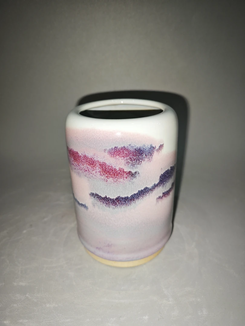 钧窑钧瓷，山水笔筒，高12公分左右。