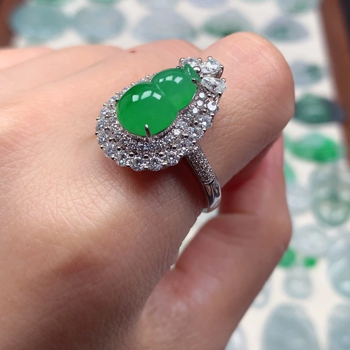 翡翠戒指18K金镶嵌冰种阳绿葫芦