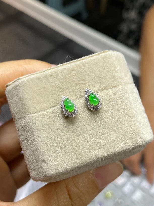 天然缅甸翡翠，银镶精致满绿葫芦耳钉