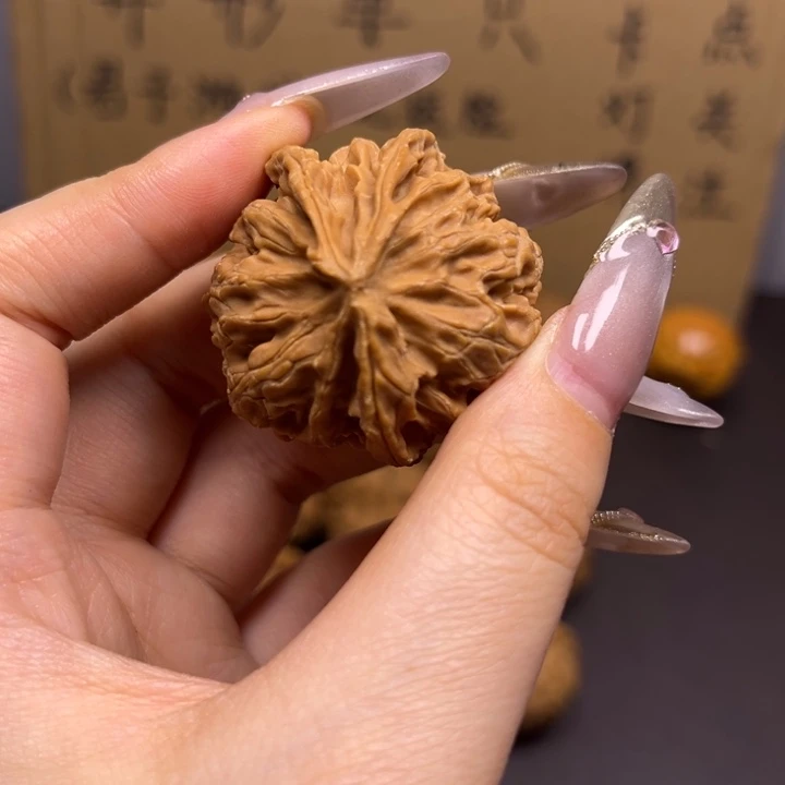 大***闪菩提籽类三棱单只 异型有瑕