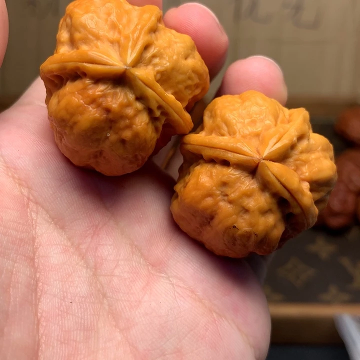 文玩核桃把件七彩水晶三棱