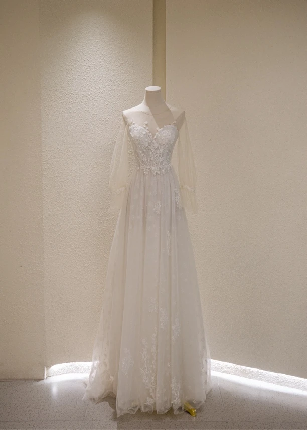 长袖轻纱婚纱店样衣