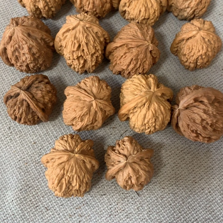 中***家吊坠文玩核桃异形单只，有瑕疵