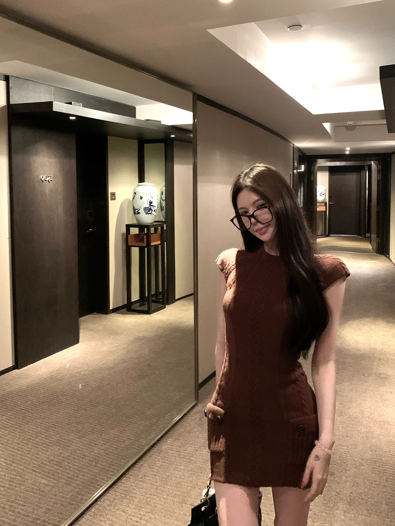 法式复古正肩连衣裙女秋冬款收腰显瘦紧身麻花针织裙辣妹包臀裙子