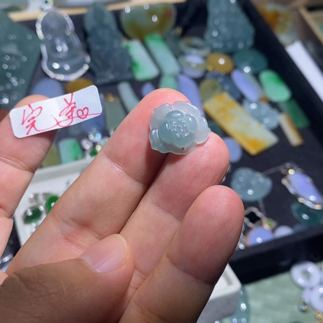 恒***雕翡翠未镶嵌颈饰翡翠