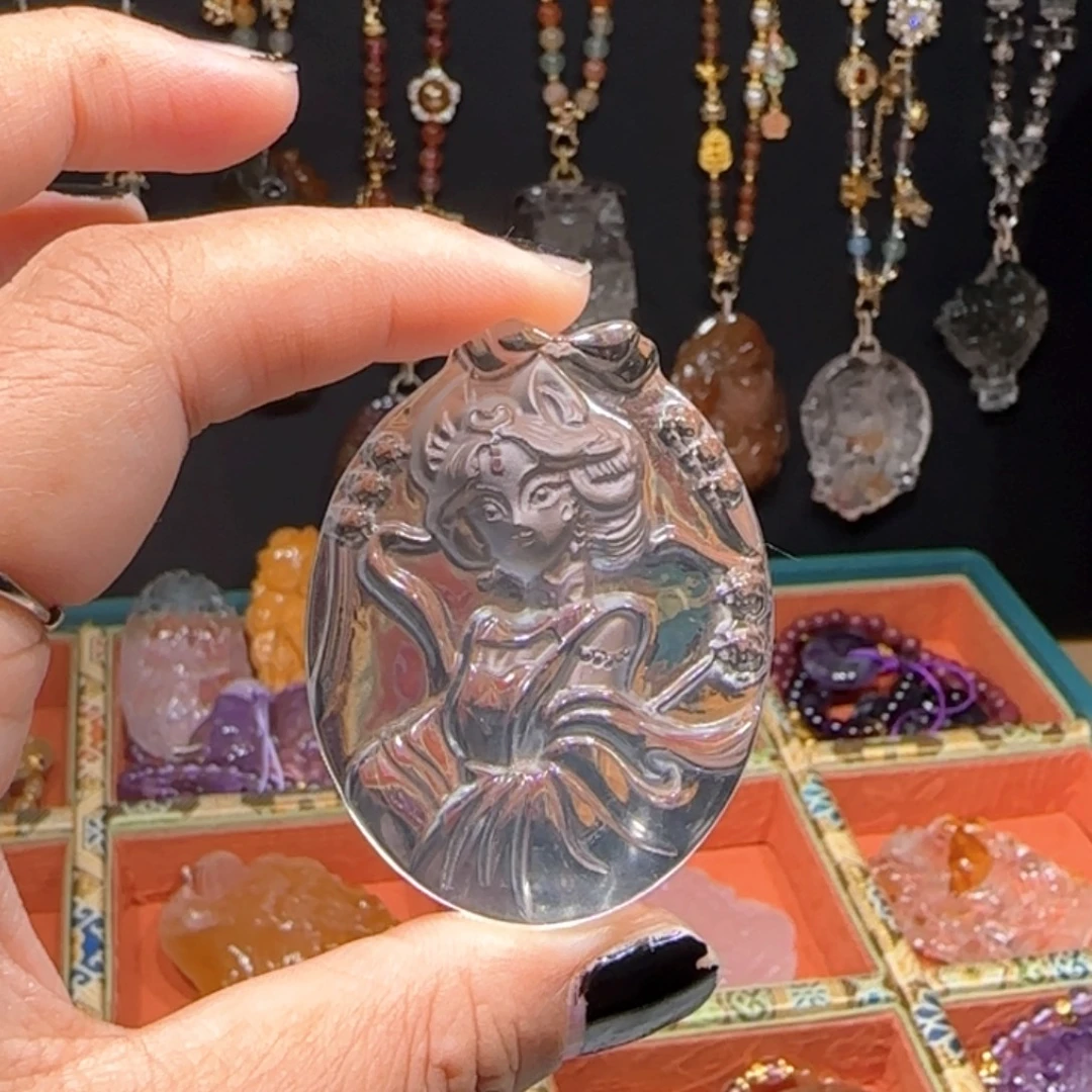 颈饰水晶未镶嵌白水晶美女