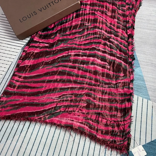 99新 LouisVuitton/路易威登 lv粉色字母围巾