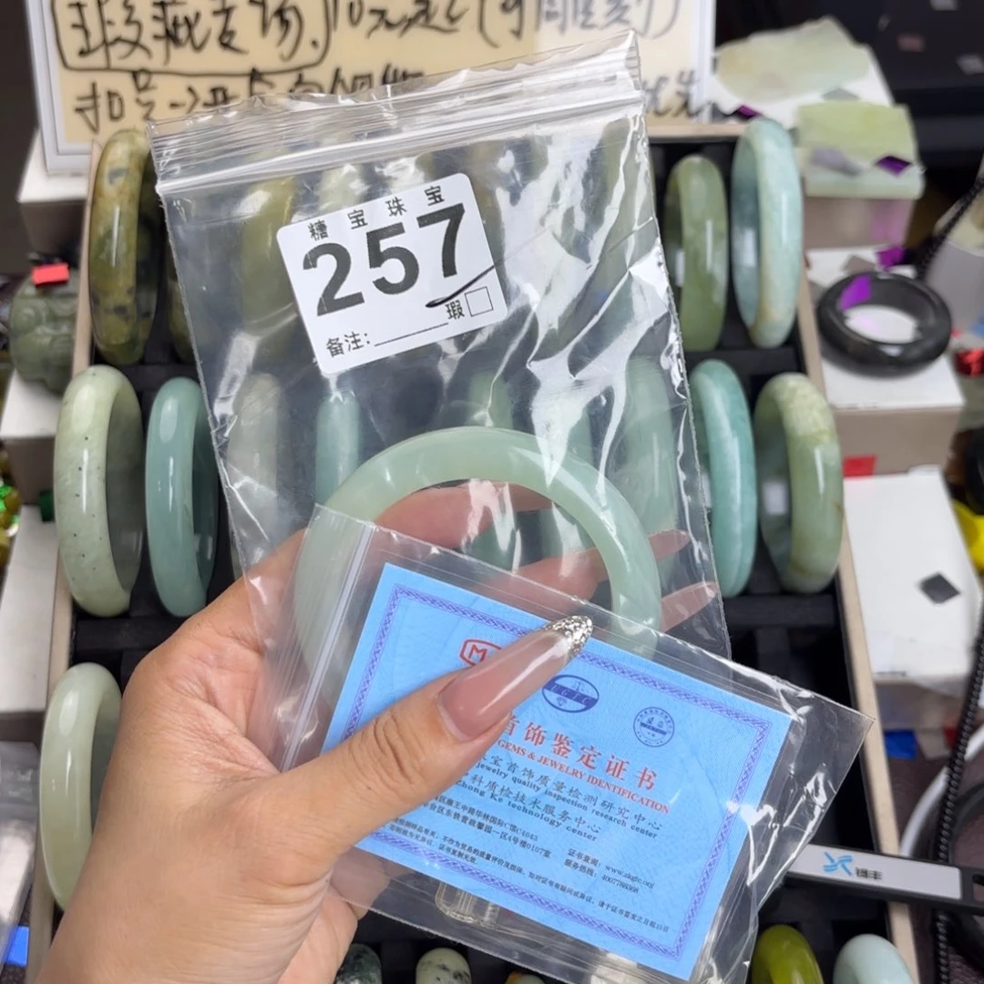 未镶嵌蛇纹石玉手镯蜘**探