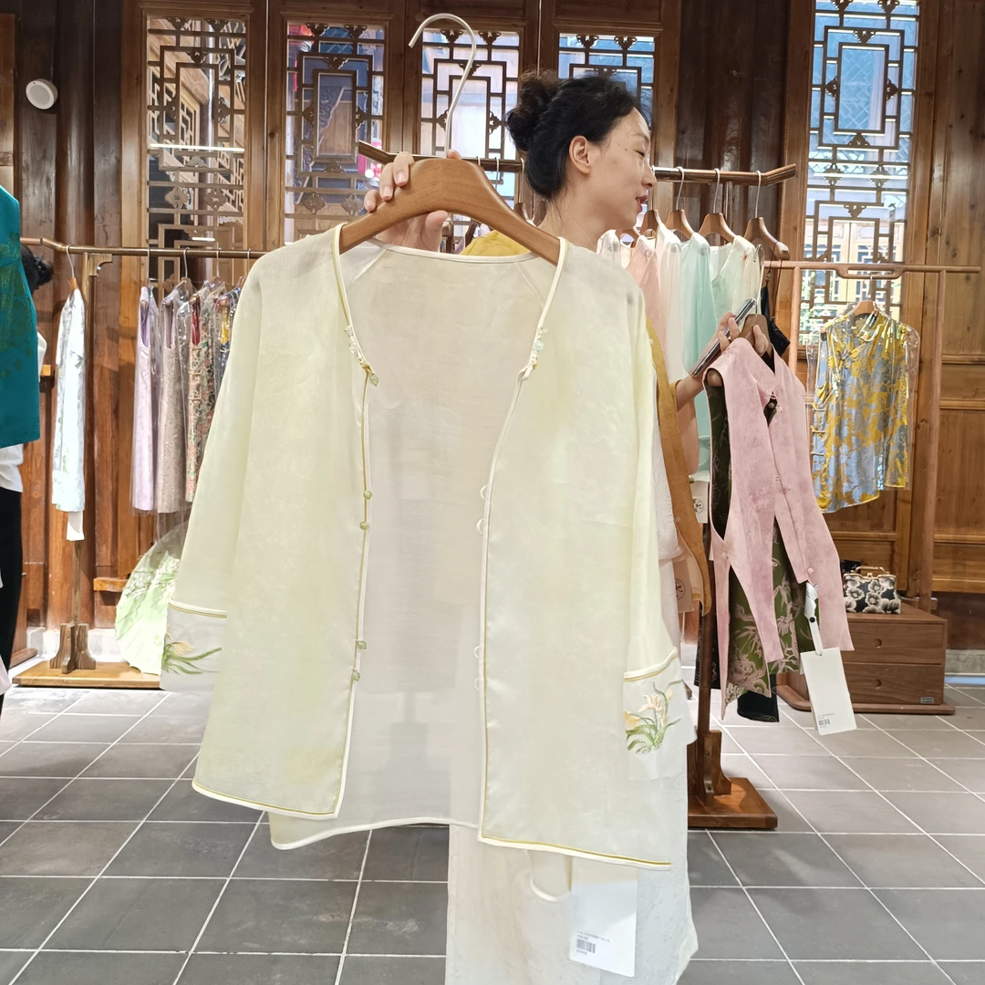 欧根纱袖口刺绣上衣