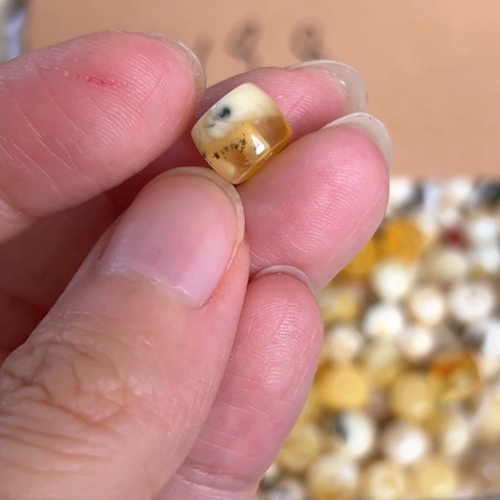 未镶嵌蜜蜡裸石8.5mm一个