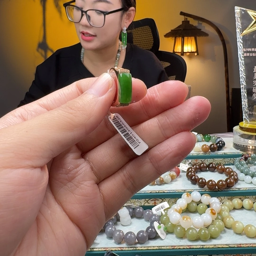 和田玉吊坠18K金镶嵌