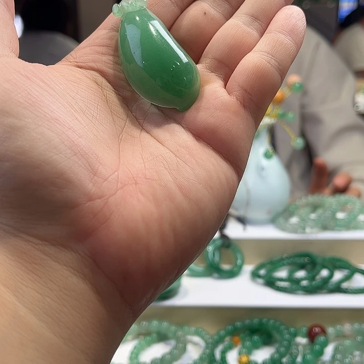 石英质玉（非洲翠）未镶嵌颈饰