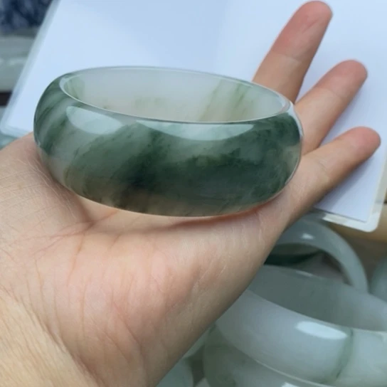 开****未镶嵌手镯石英质玉（金丝玉）