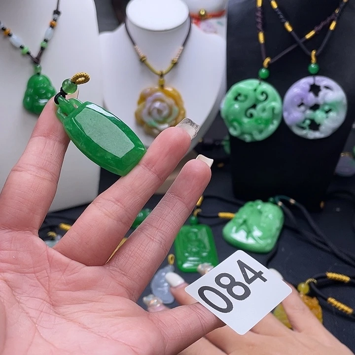 翡翠未镶嵌吊坠(赠链)
