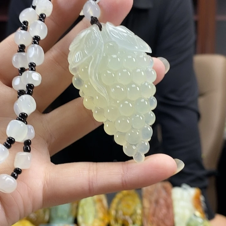 蛇纹石玉未镶嵌颈饰