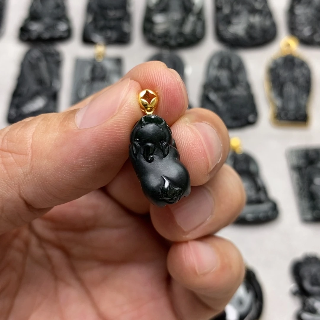 翡翠18K金镶嵌颈饰貔貅