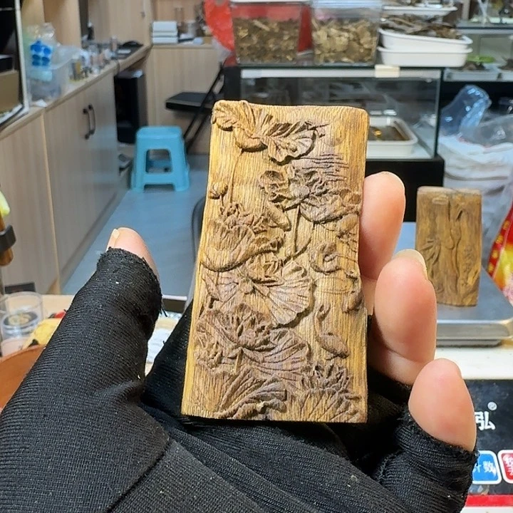 奇楠雕刻鸟身圆叶..