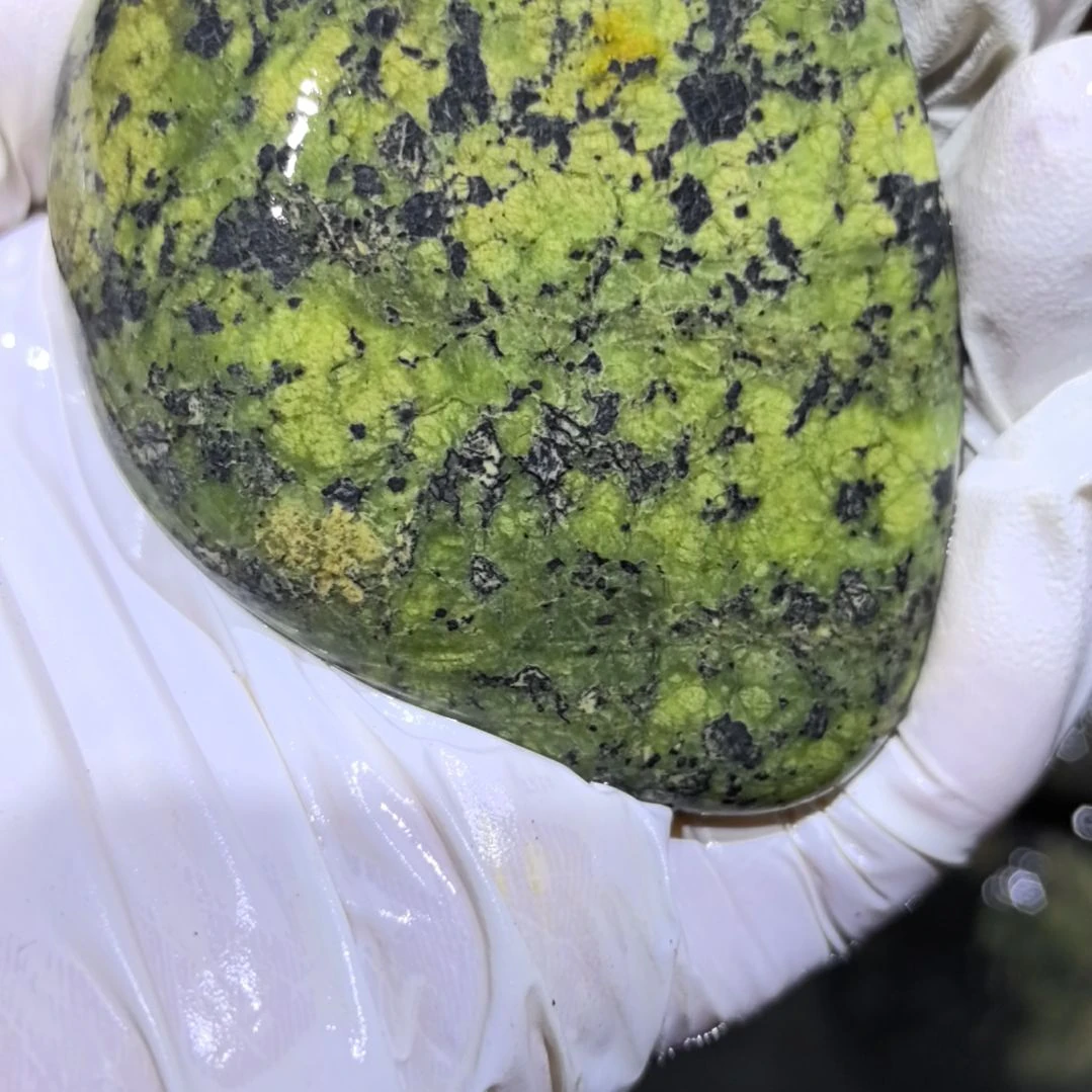 芳***哥藏玉药王石原石一个摆件