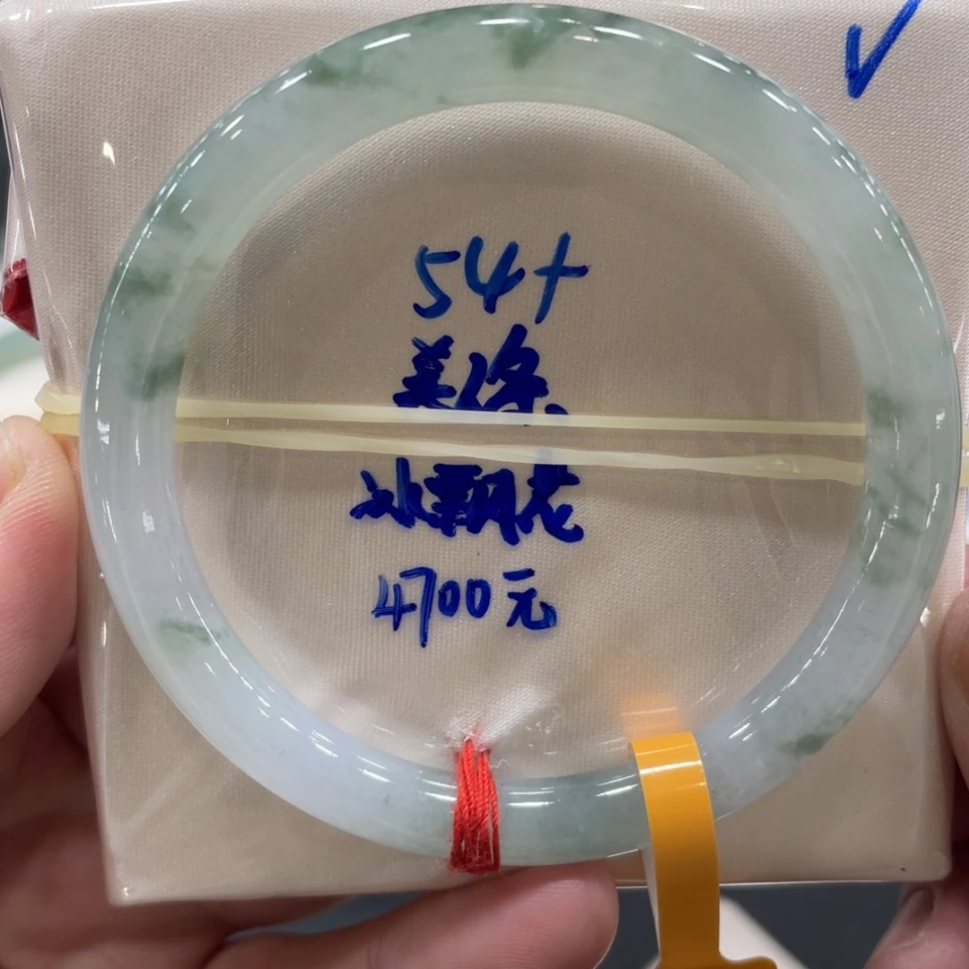 翡翠手镯未镶嵌翡翠