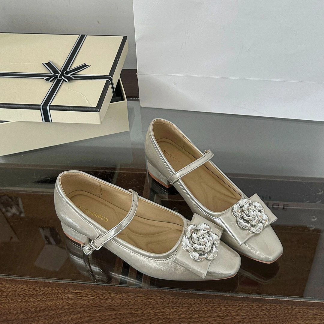 2025早秋粗跟玛丽珍单鞋女法式气质温柔方头浅口山茶花水钻单鞋女