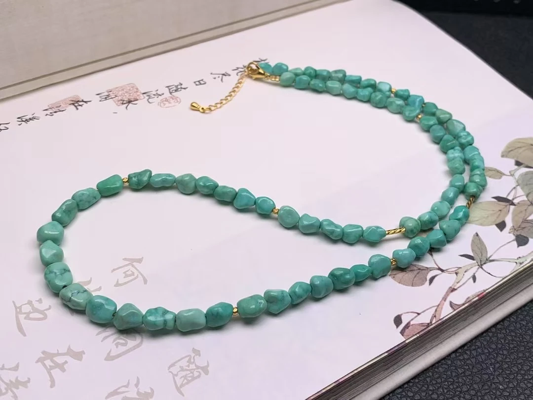 原矿高瓷菜籽绿色系绿松石随形锁骨项链，色彩清新，直径5.5-6mm