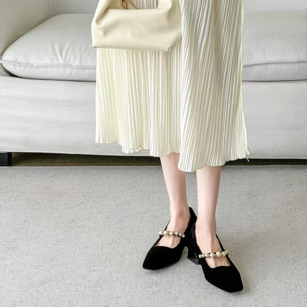 2025黑丝绒珍珠一字带单鞋粗跟平底鞋