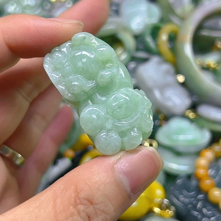 翡翠未镶嵌颈饰嗯