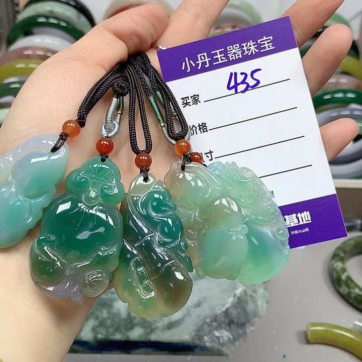 蛇纹石玉未镶嵌手镯多样性随机发其中之一