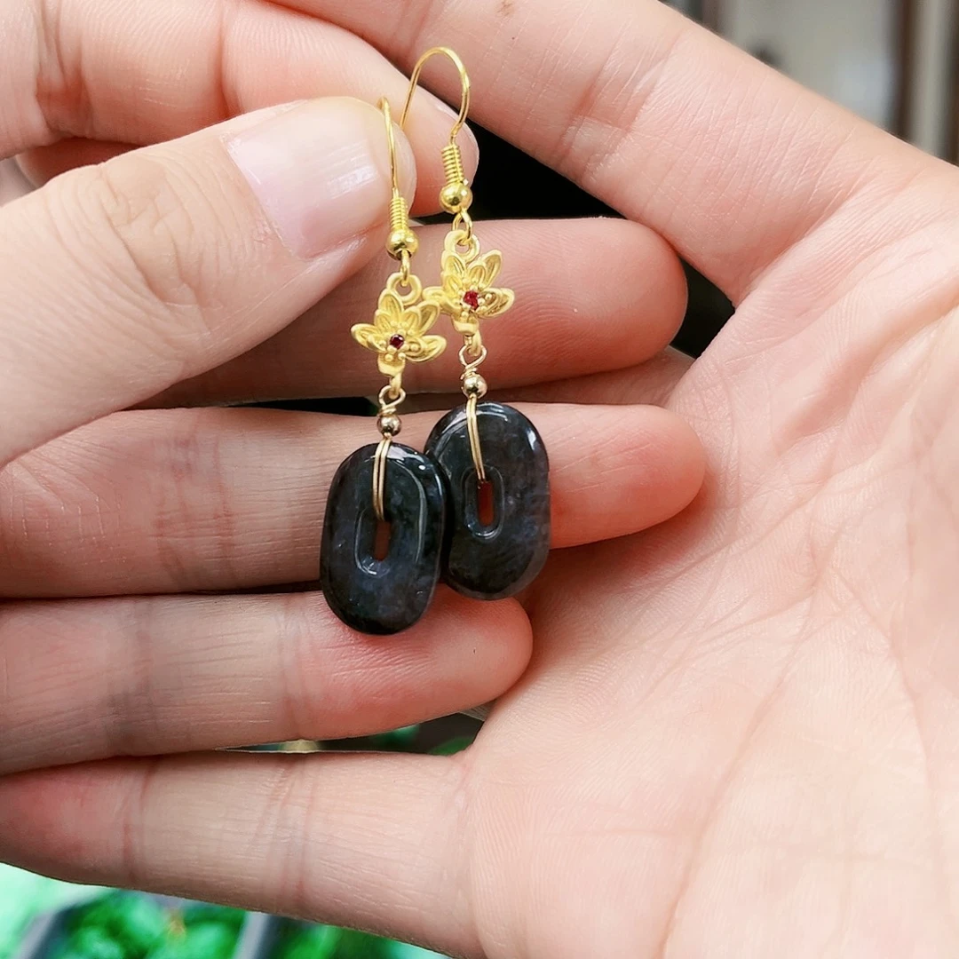 翡翠颈饰未镶嵌耳饰