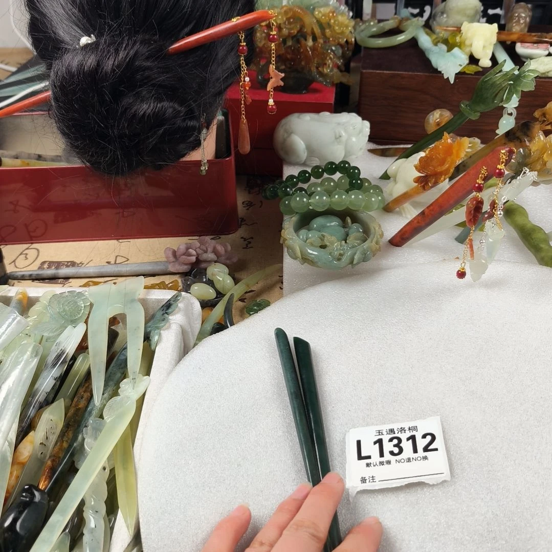 蛇纹石玉发饰合金花*。