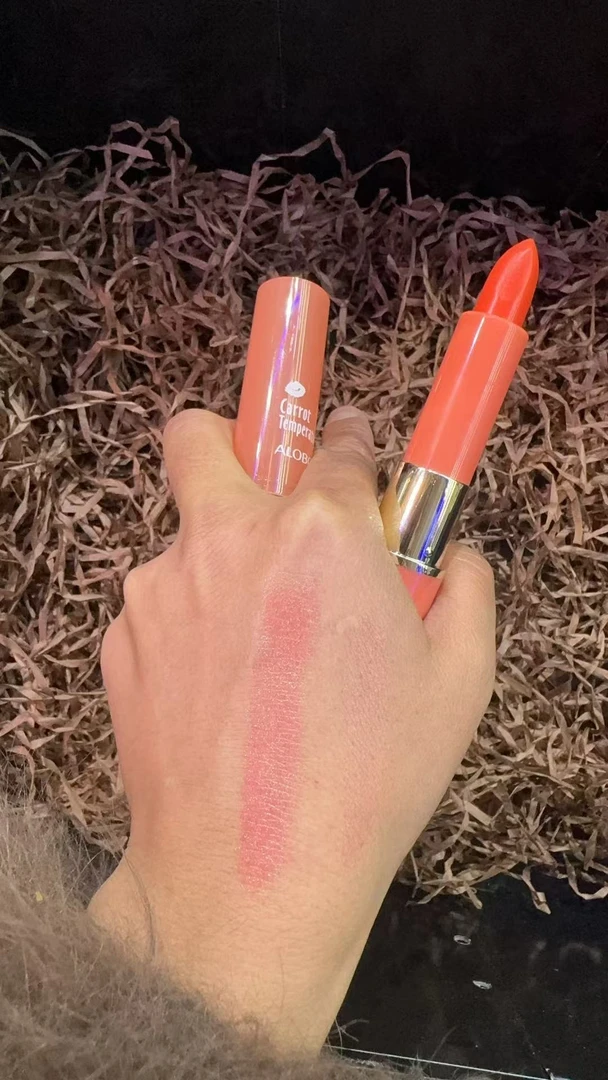 雅邦胡萝卜温变护唇膏时尚温变，水盈滋润