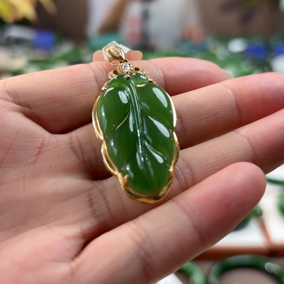 和田玉18K金镶嵌颈饰羽