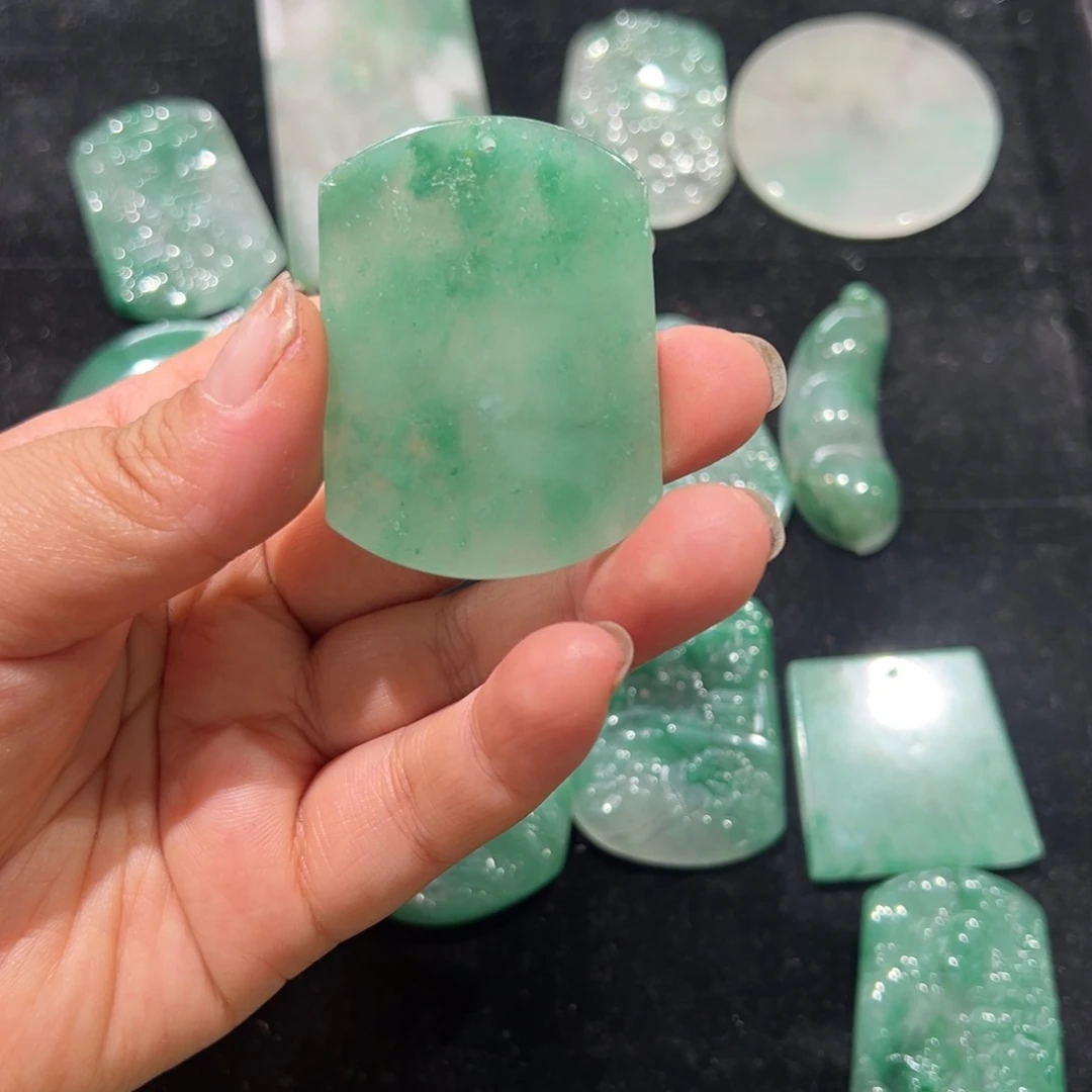 石英质玉（非洲翠）未镶嵌颈饰