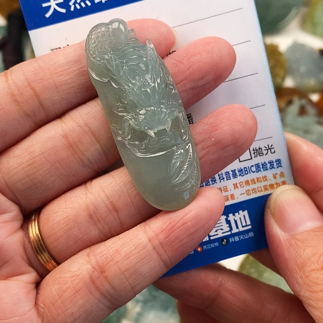 翡翠未镶嵌颈饰龙