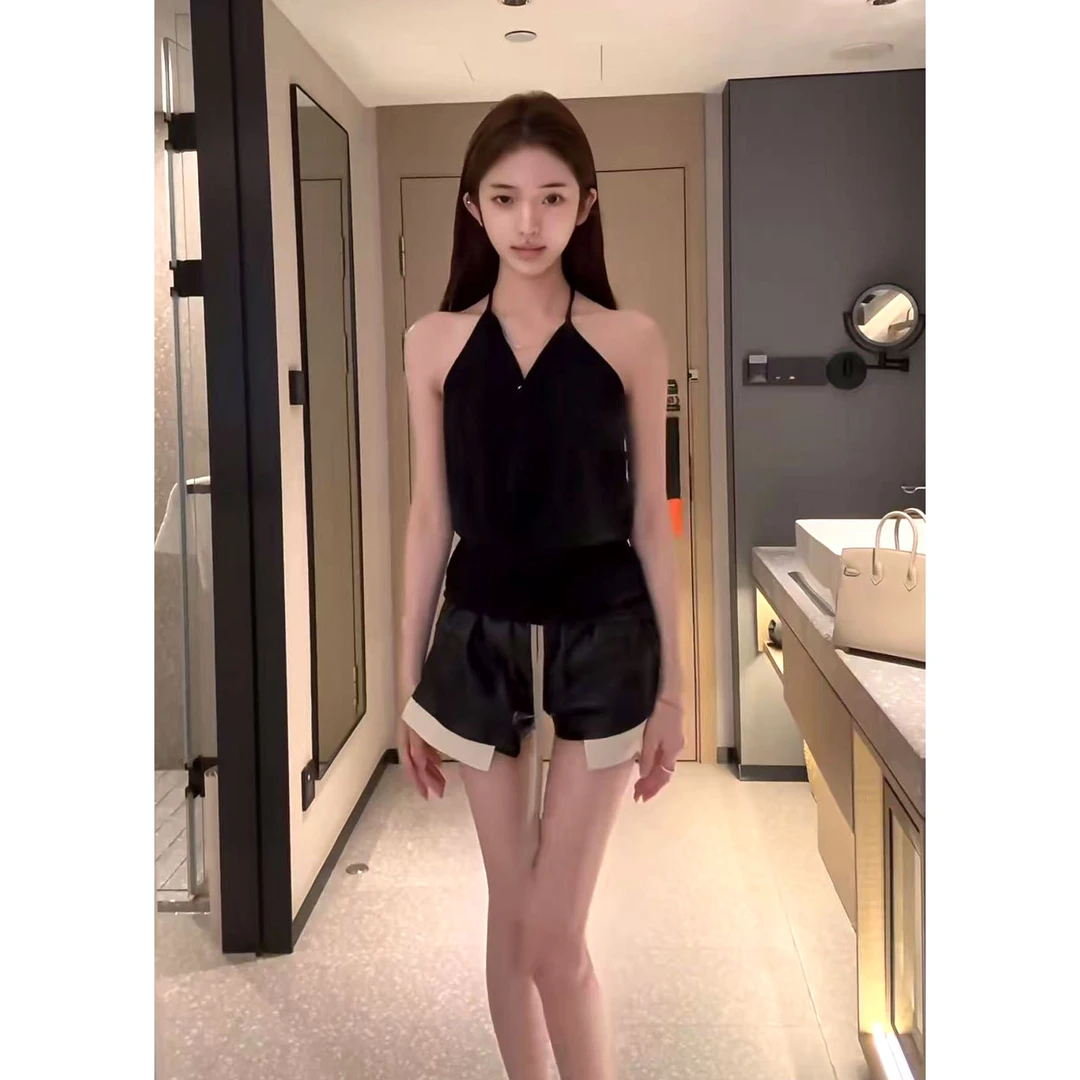 夏季时尚一整套女装2025新款气质时尚露肩V领挂脖上衣短裤两件套