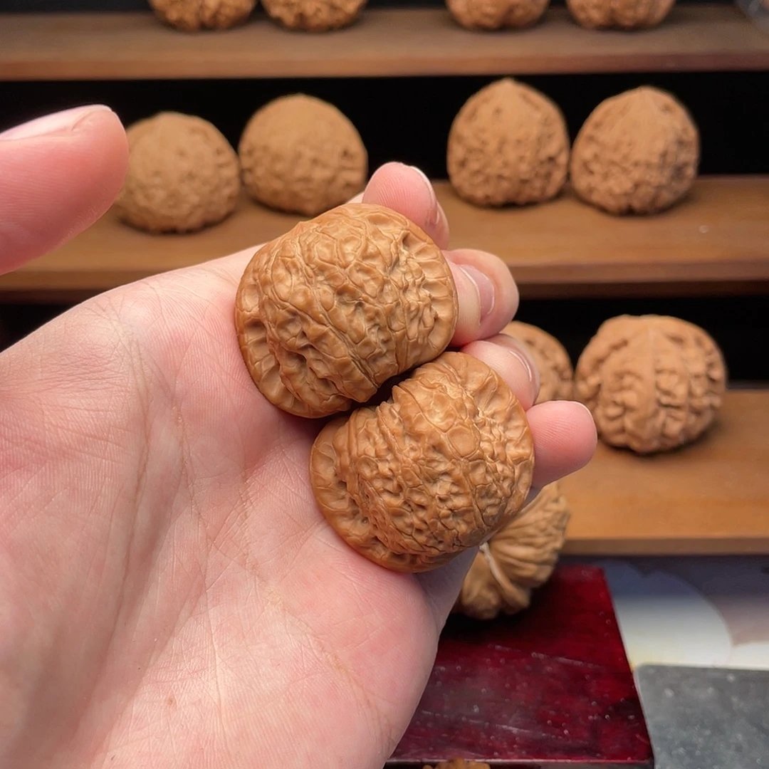 文玩核桃把件37.8边肚粉红皮血麒麟