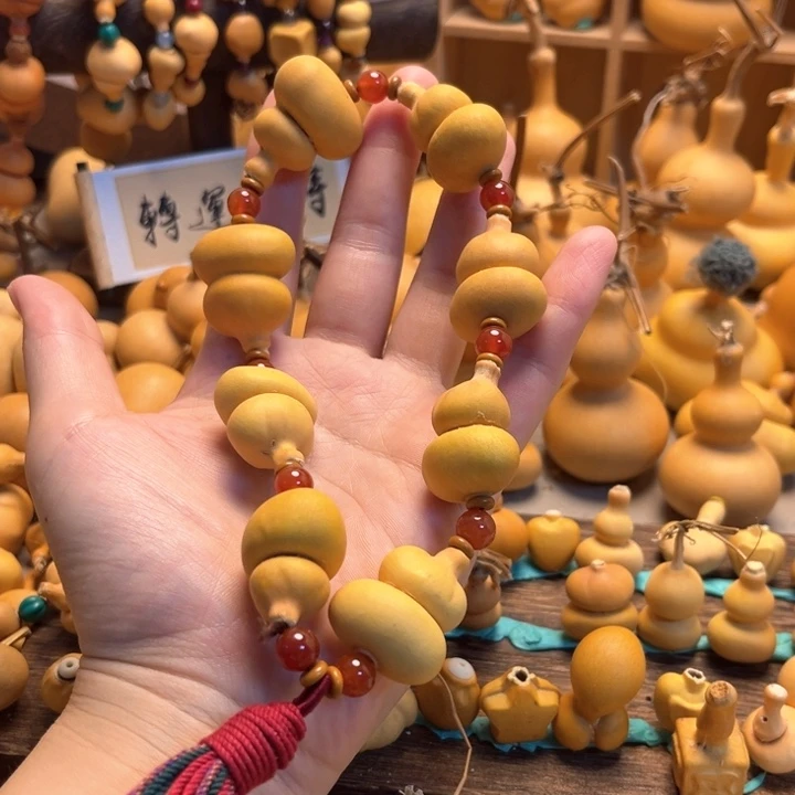手持钱袋葫芦葫芦