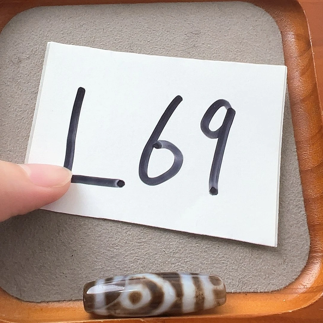 李***虎玛瑙/玉髓颈饰未镶嵌送皮绳 台珠微瑕带石纹处理品