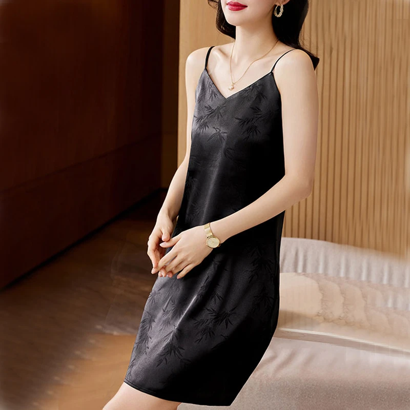 高级感气质新款提花缎面吊带连衣裙女夏季中长款内搭V领打底裙子