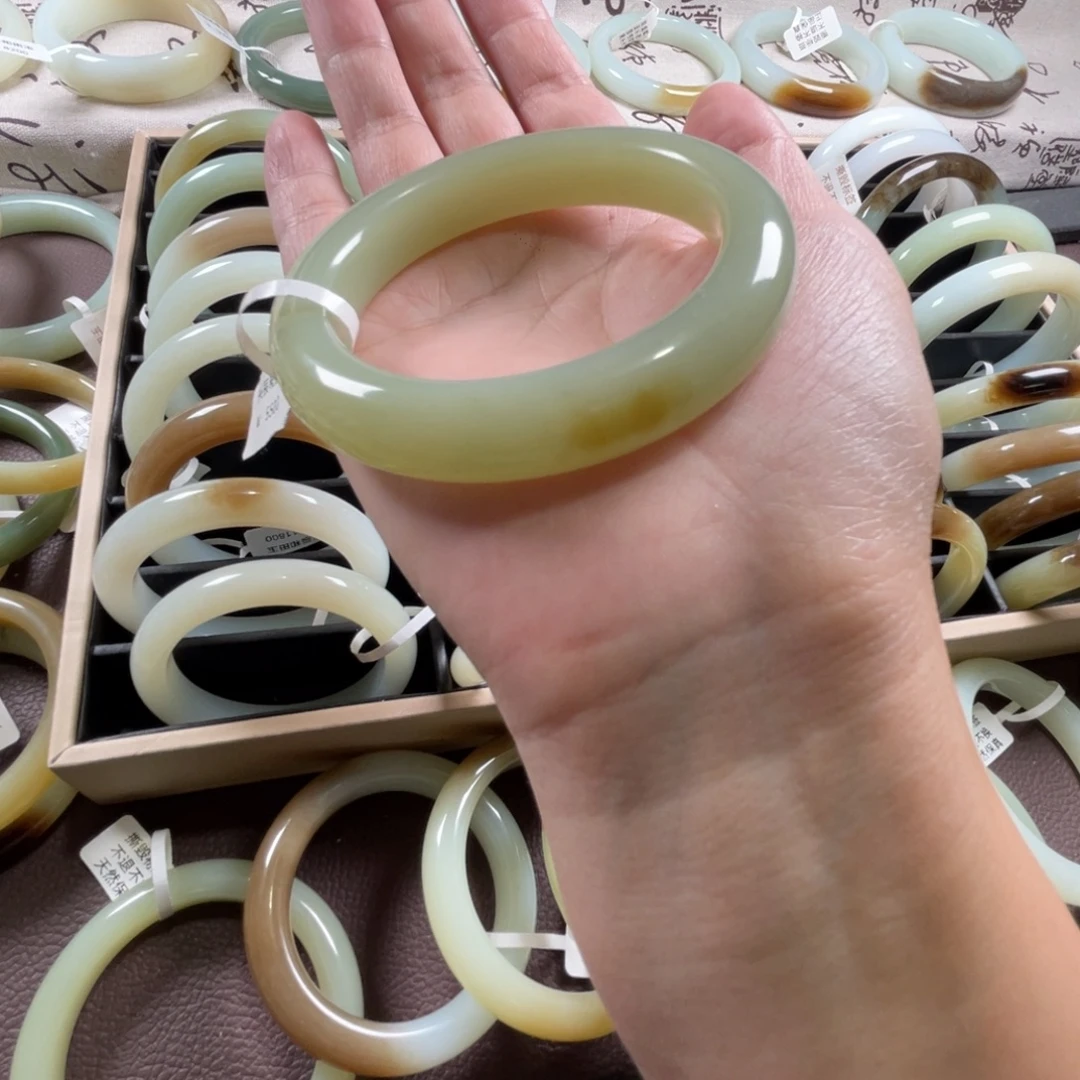 和田玉未镶嵌手镯