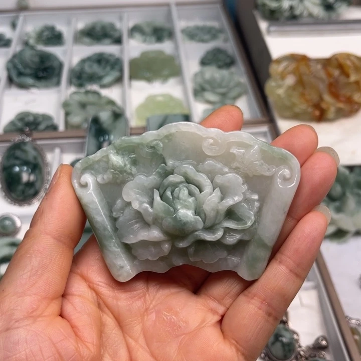 透闪石-蛇纹石玉未镶嵌颈饰