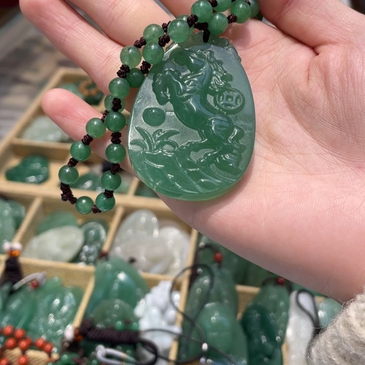 石英质玉未镶嵌颈饰