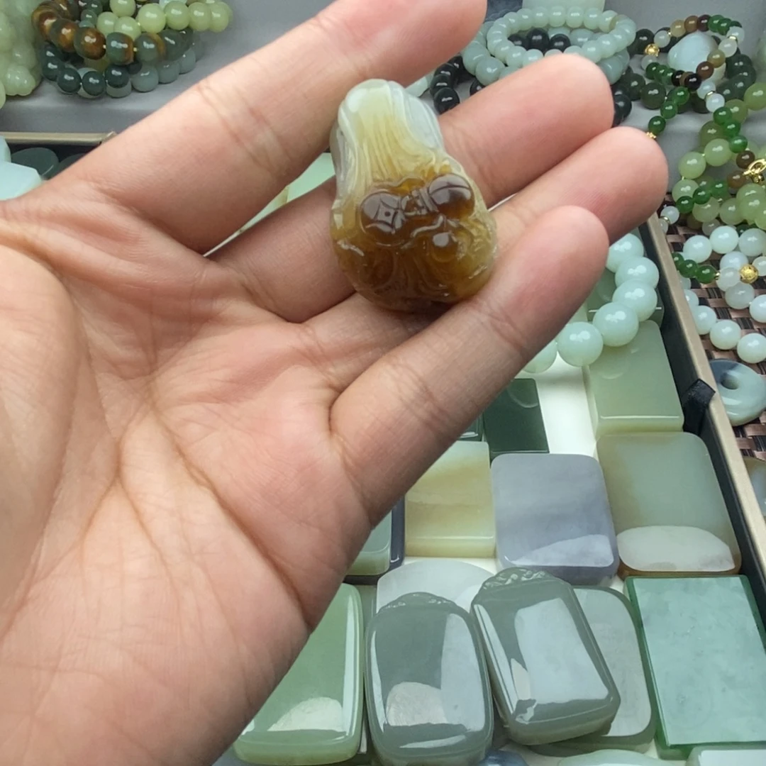一***鱼和田玉未镶嵌颈饰