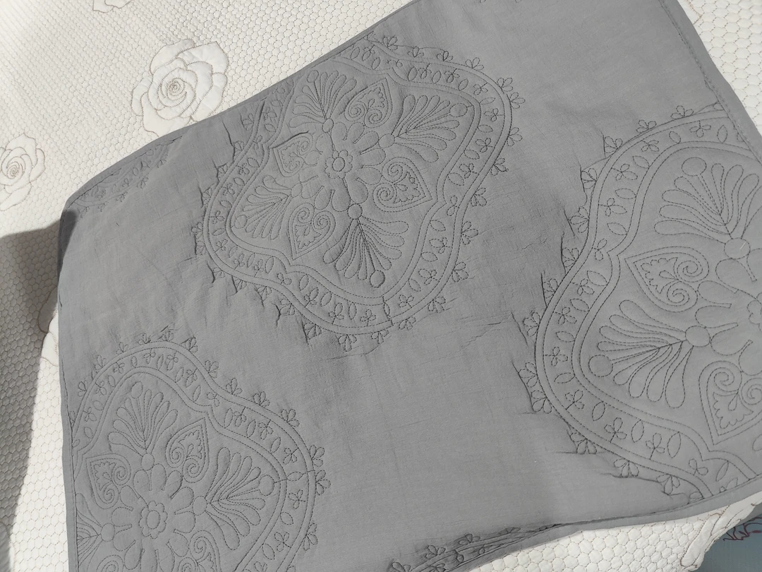 高品质灰色双层纱立体感刺绣浮雕花枕套尺寸约50*70左右发一对