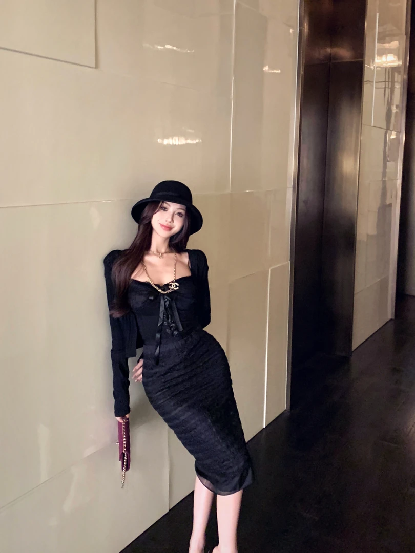 性感蕾丝绑带V领吊带针织开衫+蕾丝拼接荷叶边蛋糕半身裙