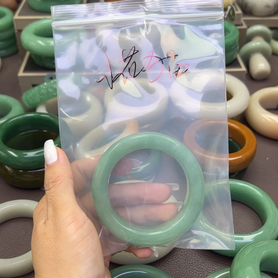 石英岩玉手镯未镶嵌?**猫