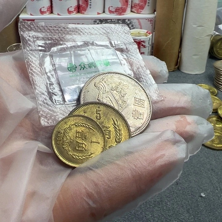 1985年长城币一套三枚旧品带小圆盒